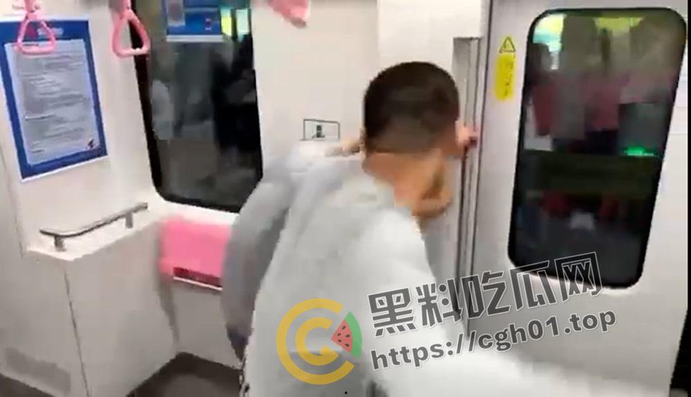 成都地铁男同捉奸  两个胖熊大打出手为了另一个胖熊 都是gay 何必呢-4