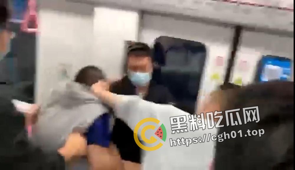 成都地铁男同捉奸  两个胖熊大打出手为了另一个胖熊 都是gay 何必呢-7