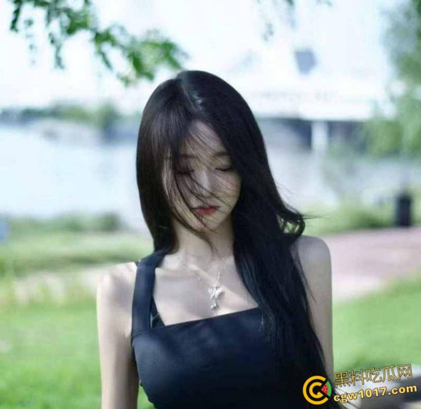 燕京理工学院【何梦琪】，白富美学姐与男友酒店沙发做爱，对镜深喉口交舔蛋，后入爆操呻吟连连！-3