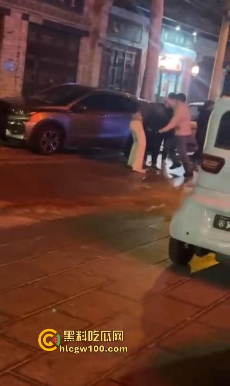 开年大戏！山东泰安原配街头手撕插足小三  渣男为护淫妇将原配按在地上猛扇耳光 现场视频炸裂爆光-8