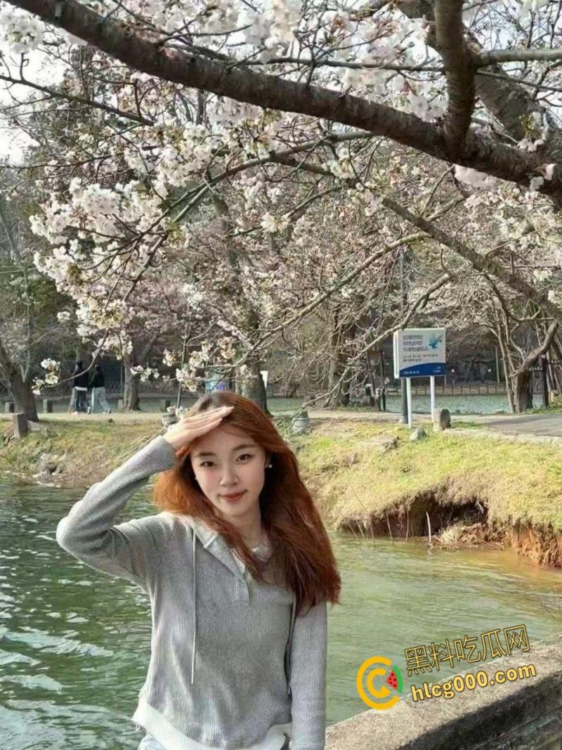 韩国中央大学留学生【宋芊雅】，给男友发扣逼视频解馋，粉嫩蜜穴汁水横流，勾引男友后入爆操 ！-4