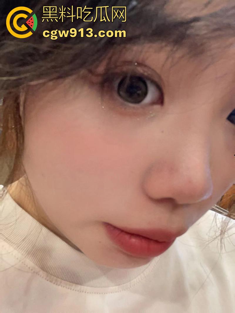 奶大就是硬道理，四川达州的骚货【王锦秀】，背着男友视频露出大奶给金主看，这奶子做爱时绝对能晃起飞了！-3