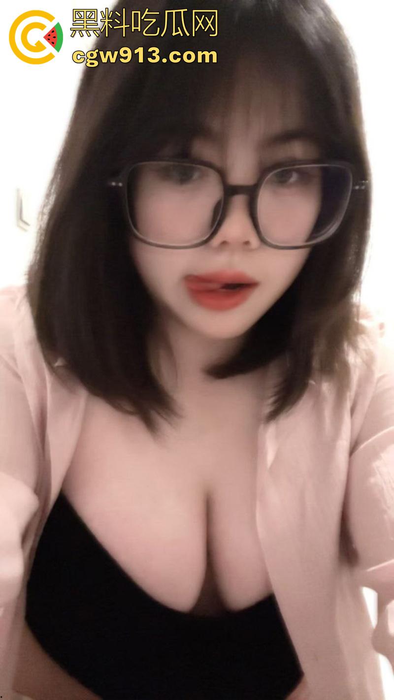 奶大就是硬道理，四川达州的骚货【王锦秀】，背着男友视频露出大奶给金主看，这奶子做爱时绝对能晃起飞了！-7