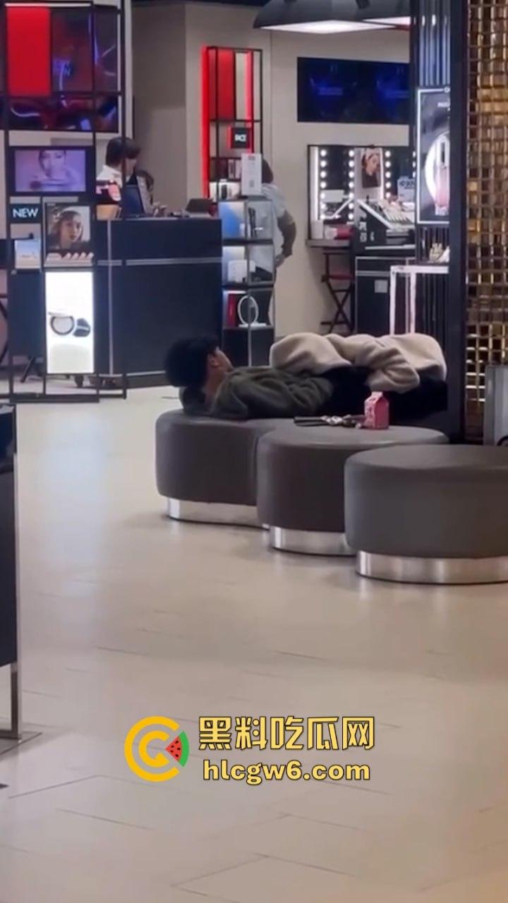 小情侣在商场专柜前刺激吃鸡口交 柜姐全程偷拍偷笑 笑的十分猥琐是也想被操了吗？-3