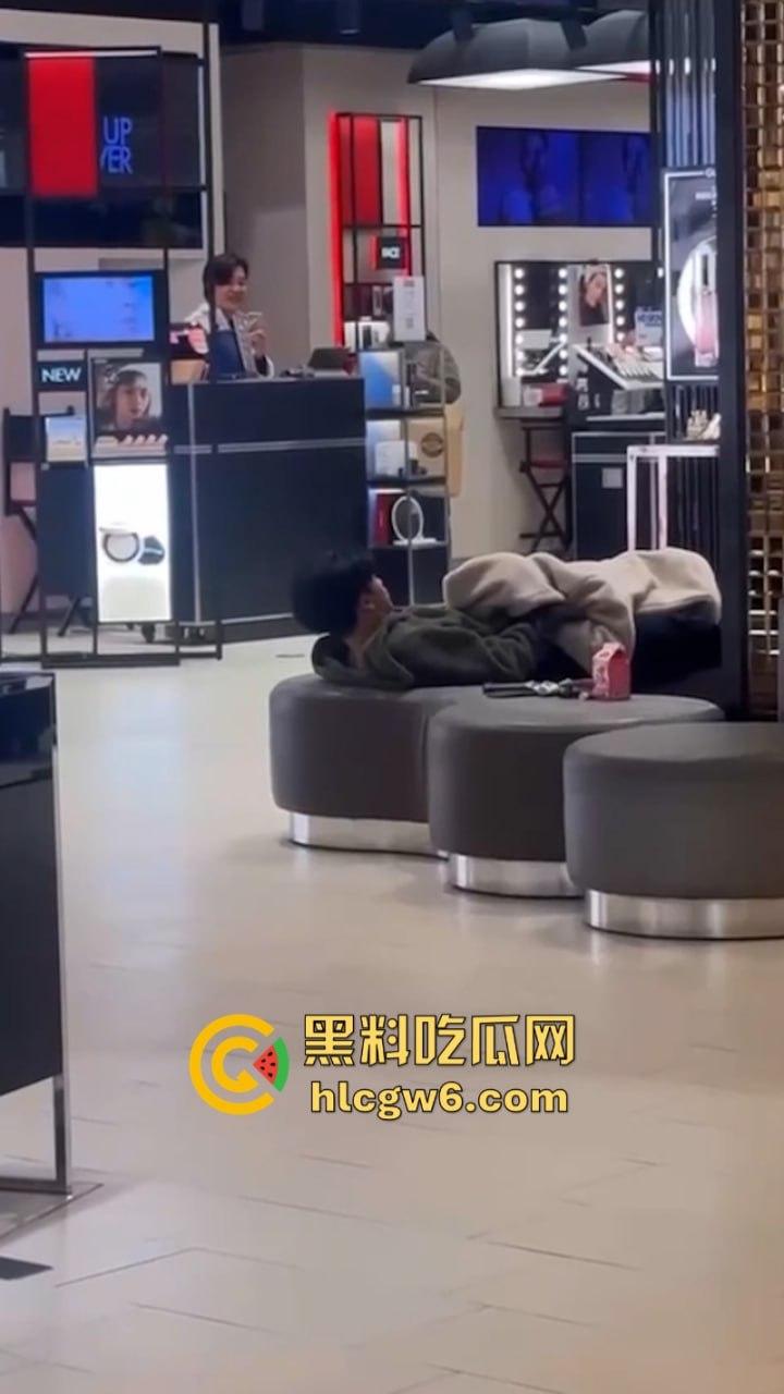 小情侣在商场专柜前刺激吃鸡口交 柜姐全程偷拍偷笑 笑的十分猥琐是也想被操了吗？-6