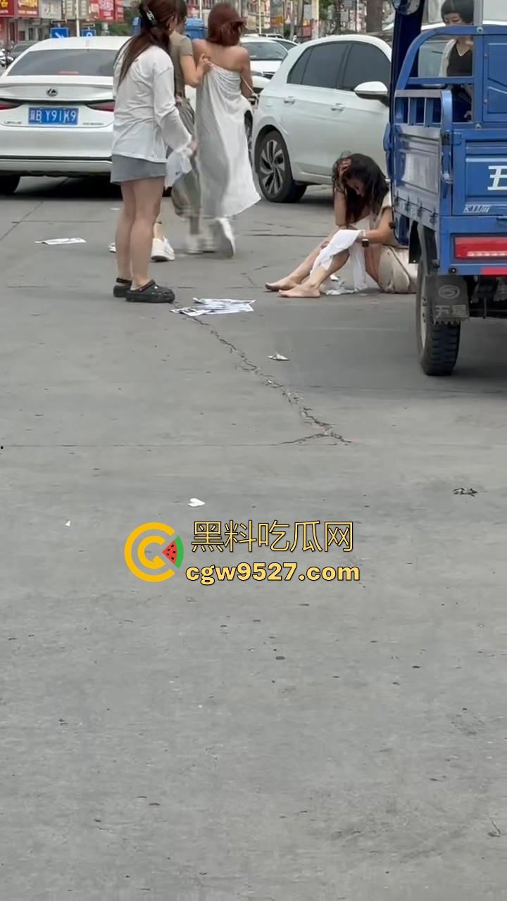 抖音热搜！唐山鸦鸿桥袁记串串香出轨事件曝光，老板娘出轨有妇之夫，被贴大字报全城派送，脸逼看得清清楚楚！-6