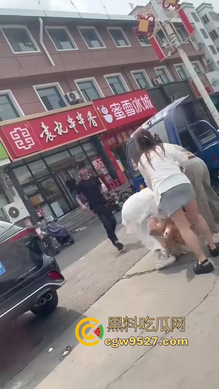 抖音热搜！唐山鸦鸿桥袁记串串香出轨事件曝光，老板娘出轨有妇之夫，被贴大字报全城派送，脸逼看得清清楚楚！-9