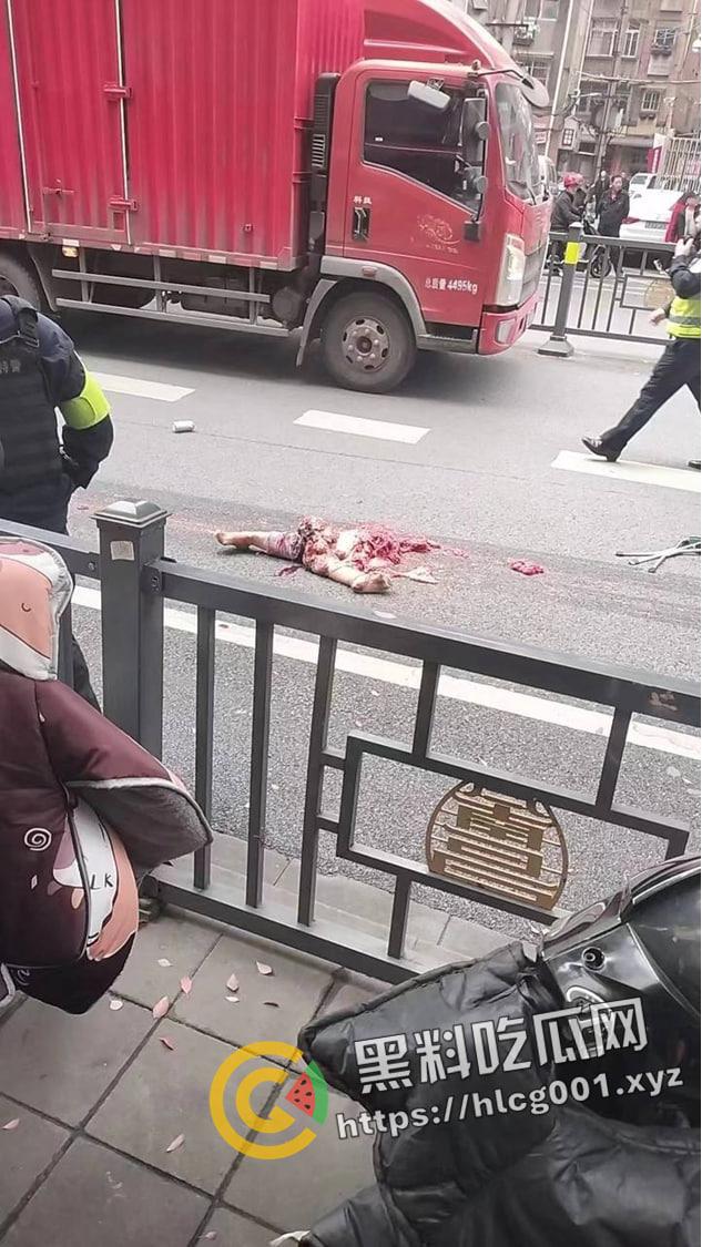 江西南昌胜利路公交车失控冲进人群  一地的行人尸体碎片 现场直达-1