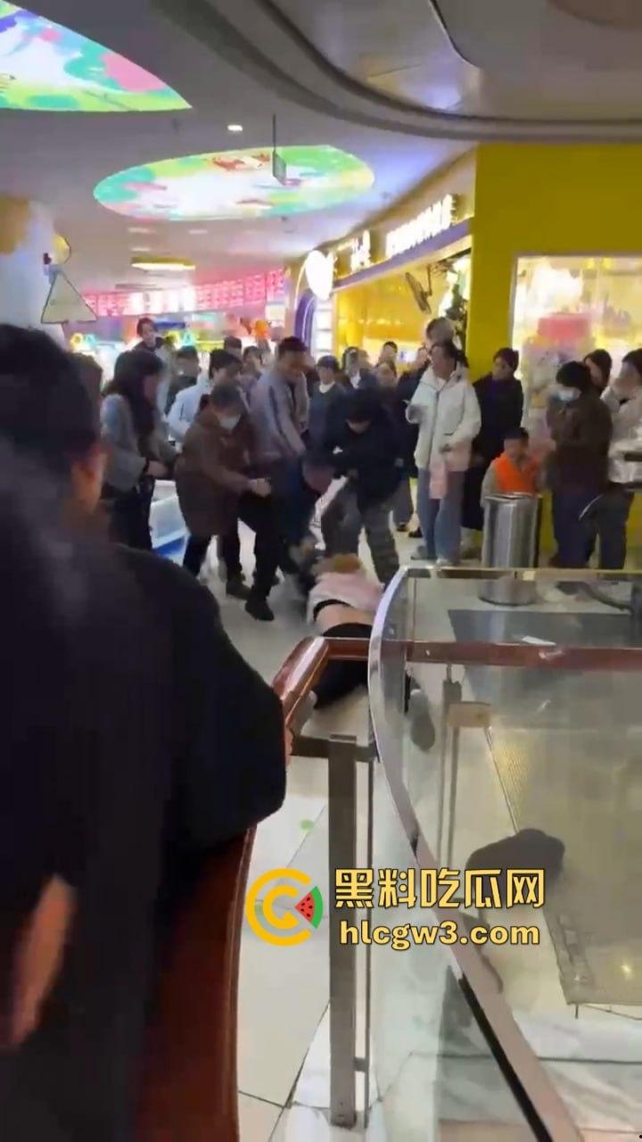 男子为护小三打原配 儿子愤而出手爆锤小三为亲妈出气！围观群众都说打得好！-2