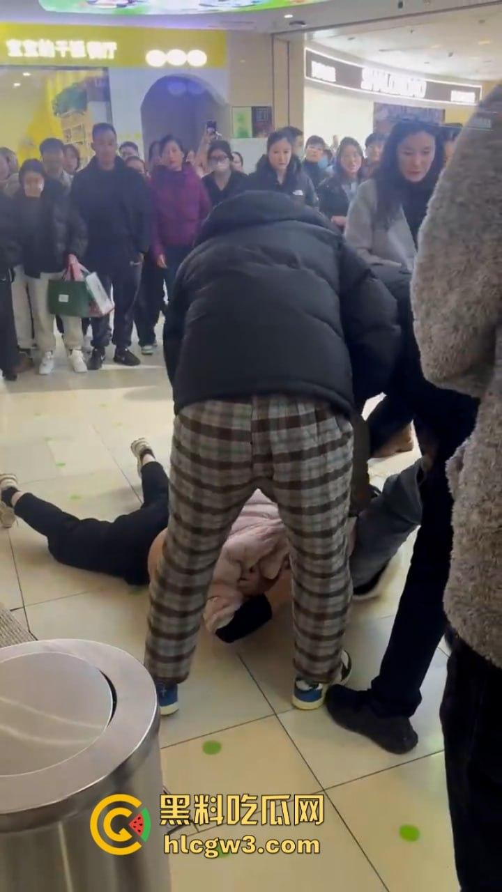 男子为护小三打原配 儿子愤而出手爆锤小三为亲妈出气！围观群众都说打得好！-3