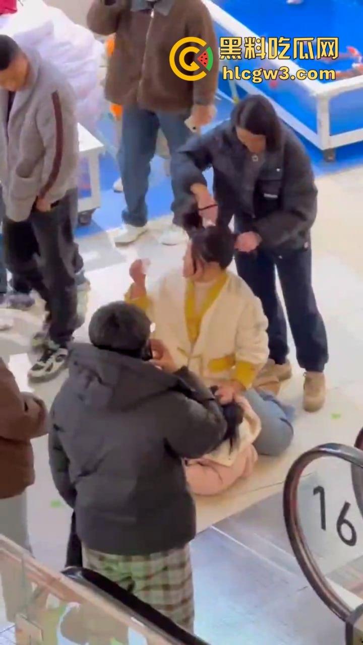 男子为护小三打原配 儿子愤而出手爆锤小三为亲妈出气！围观群众都说打得好！-5