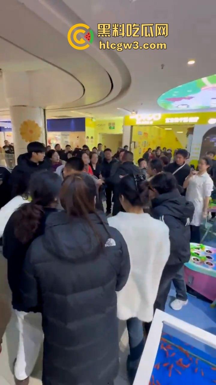 男子为护小三打原配 儿子愤而出手爆锤小三为亲妈出气！围观群众都说打得好！-8