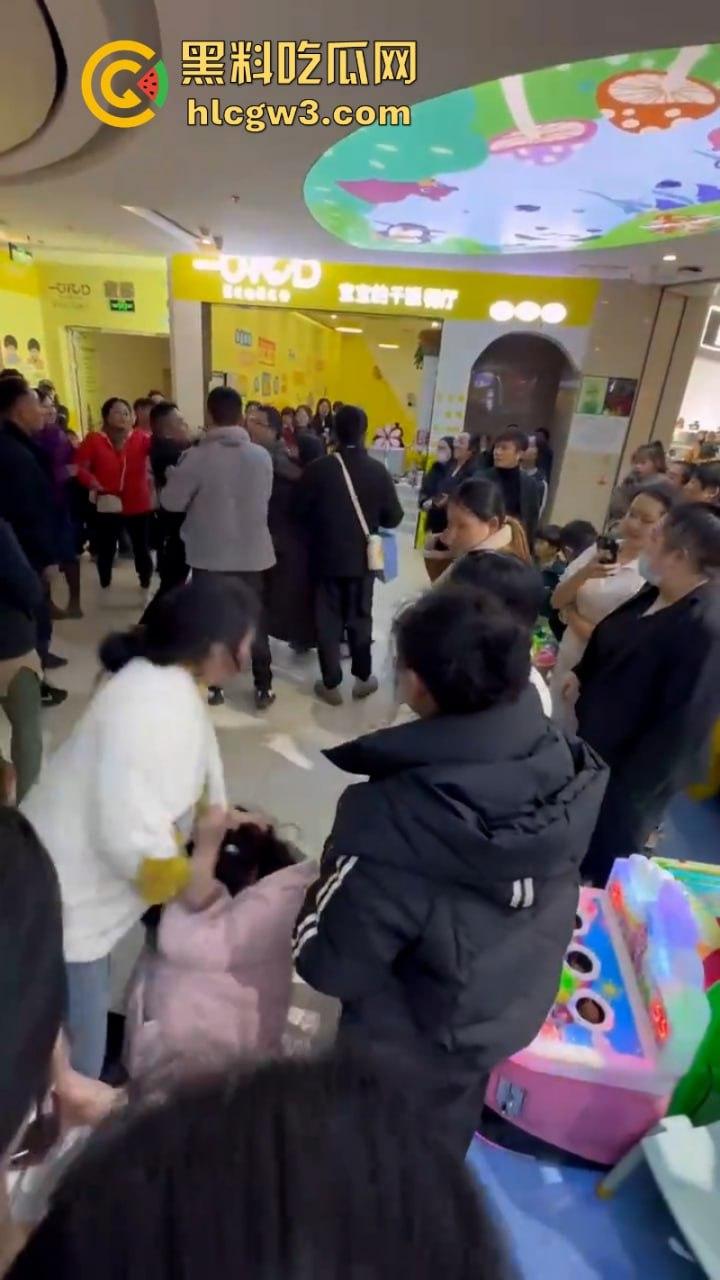 男子为护小三打原配 儿子愤而出手爆锤小三为亲妈出气！围观群众都说打得好！-11