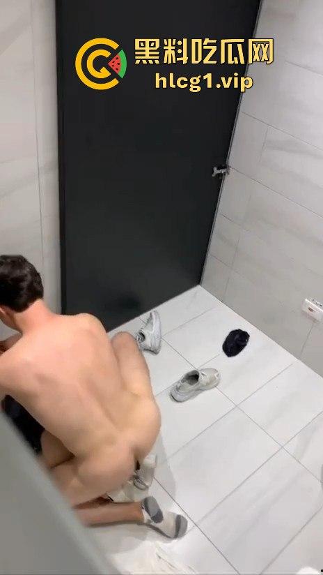 酒吧男带学生妹进残障厕所激情上演！被拔墙全程偷拍，小伙干得凶猛，舔完润滑才开始！-1