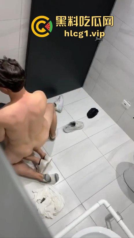 酒吧男带学生妹进残障厕所激情上演！被拔墙全程偷拍，小伙干得凶猛，舔完润滑才开始！-7