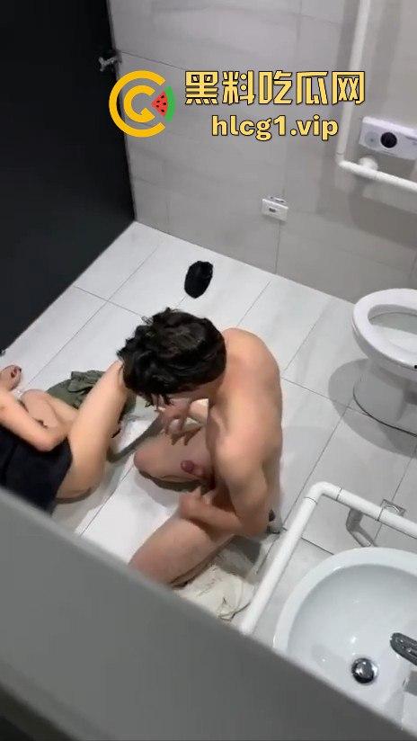 酒吧男带学生妹进残障厕所激情上演！被拔墙全程偷拍，小伙干得凶猛，舔完润滑才开始！-11