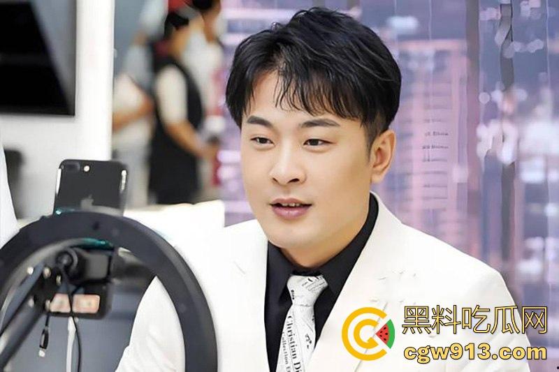 顶流男网红【辛巴】再陷风波！因嫖娼被杭州警方带走，出来之后就立马跑路去了香港，嫖娼视频流出！-11