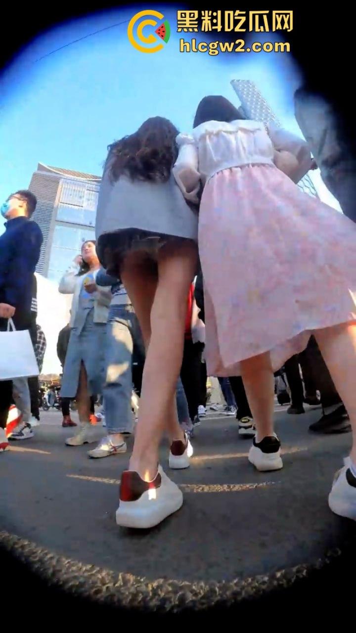 入冬前最后一波抄底福利 北京三里屯实拍街头妹子裙底 黑丝肉缝小内裤看完包射！-2