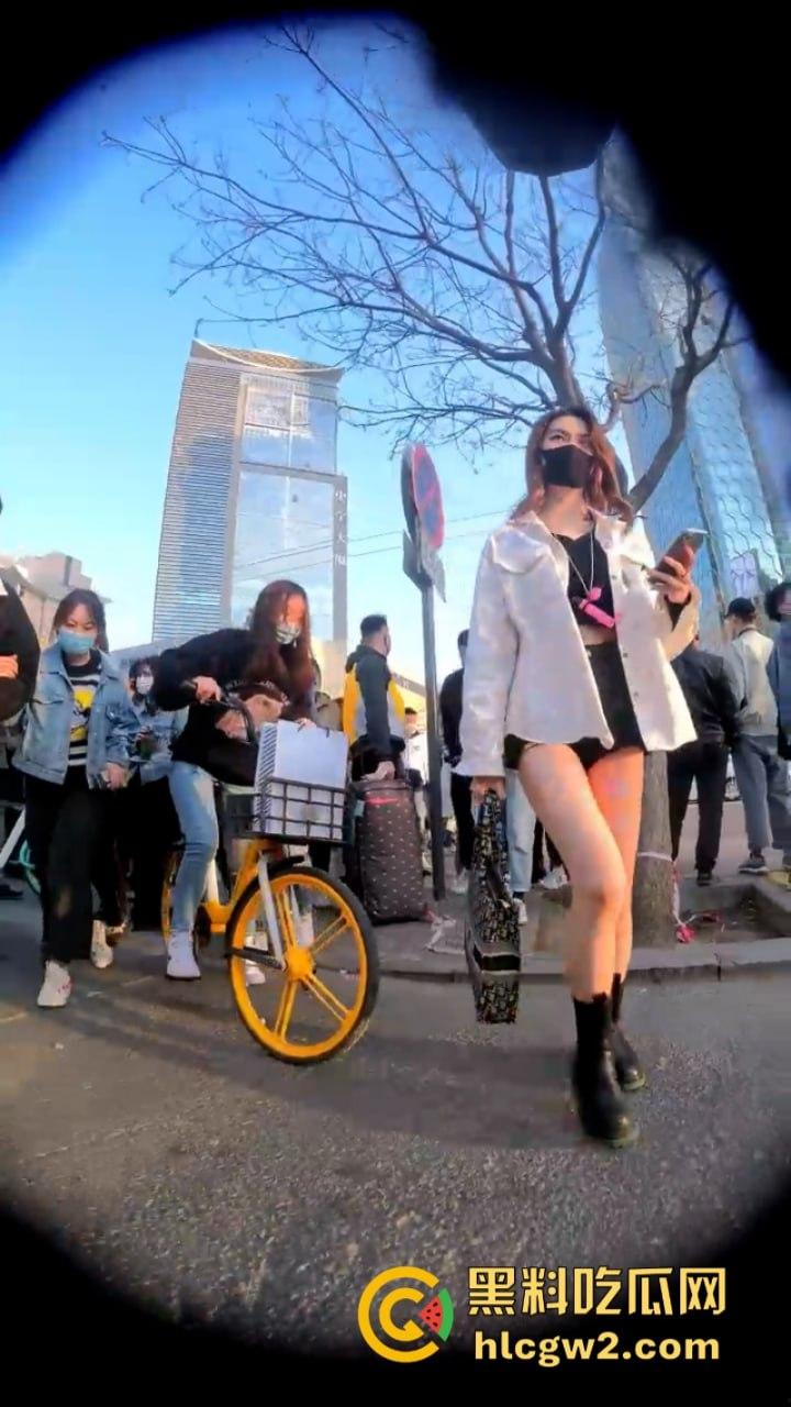 入冬前最后一波抄底福利 北京三里屯实拍街头妹子裙底 黑丝肉缝小内裤看完包射！-6