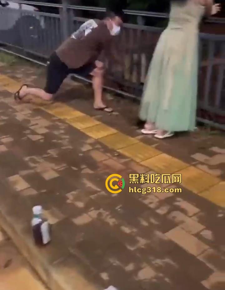 低俗直播PK惩罚，女主播输了被男助手的用皮带疯狂抽打屁股，感觉连吃奶的劲都使出来了，看着都疼！-3