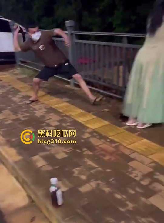 低俗直播PK惩罚，女主播输了被男助手的用皮带疯狂抽打屁股，感觉连吃奶的劲都使出来了，看着都疼！-5