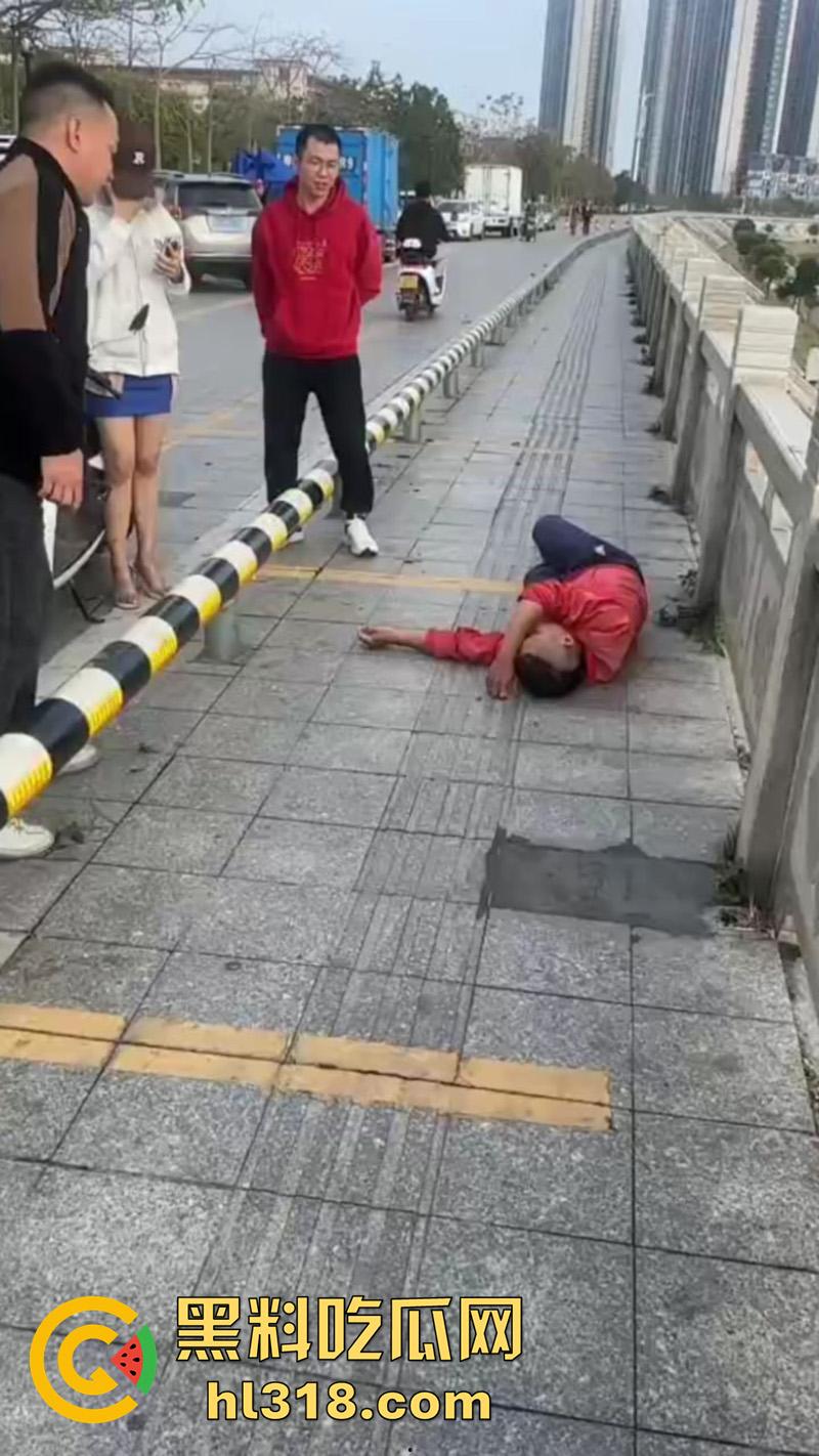广东茂名化州擦边女被猥亵，穿性感吊带裙江边跳舞，被大叔发现直接上手摸臀猥亵，看来大爷憋不住了啊！-7