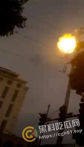 老头因汽车不戴头盔不满被罚款 爬上高压电线变身雷电法王 人都烧糊了-2